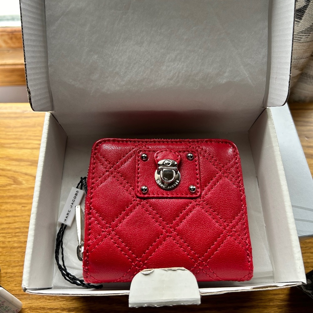 MARC JACOBS Anabela Red Quilted Wallet, NEW in box